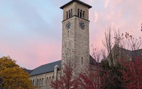 Grant Hall et sa tour sur le campus de Queen’s University à Kingston